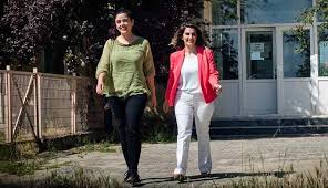 Selahattin demirtaş'ın annesi sadiye demirtaş ile avukatlarından cahit kırkazak ve çalışma arkadaşlarından şükrü erol'un da katıldıkları belgeselde, edirne cezaevine yapılan ziyaret görüntülerinin yanı sıra selahattin demirtaş'ın; Basak Demirtas Bu Yol Guzel Durus Haber