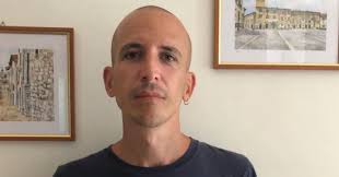 Sanremo 2022, chi è Giovanni Truppi: dal pezzo su Papa Francesco al  desiderio di "farsi piccolo e sdraiarmi sul tuo culo tondo"