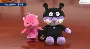 정세균 의원은 일단 참여정부 하에서 산업자원부장관을 맡은 데다 17대 대선과 18대 총선으로 인해 총선에서 당선될 시 차기 대권도 노리겠다고 발언했을 때까지는 세균맨 립서비스 하신다는 소리에. êµ­íšŒì˜ìž¥ ì •ì„¸ê·  ì„¸ê· ë§¨ ë³„ëª…ì´ ì§€ì–´ì§„ ì´ìœ  5ë¶„ì „