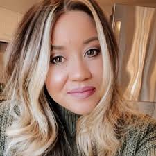 Amanda Mullis's Instagram, Twitter & Facebook