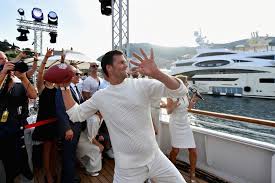 Tom brady on super bowl boat party i was hammered!!! Tom Brady Tosses Super Bowl Trophy To Another Boat