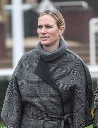 Bjev novou kolekci pro muže a ženy na jaro a léto 2018 v pull&bear. Zara Tindall Stays Snug In A Stylish Poncho At Cheltenham Daily Mail Online