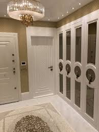 Bu Evde Klasik Detaylar Goz Alici Bir Tasarim Olusturmus Ev Gezmesi Tasarim Klasik Ev Dekorasyonu Evler