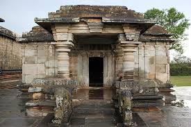 File:Adinatha basadi (12th century) at Halebiu.JPG - Wikimedia Commons