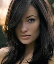 Red splashes on snow bring horrors home. Olivia Wilde La Actriz De House Deadfall Entre Otras Olivia Wilde Hair Hair Styles Hairstyle