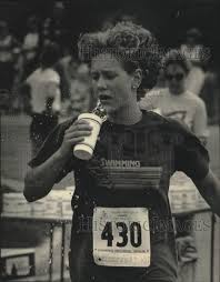 1987 Press Photo Nicole Tesmer, 13, got a drink of water on the run in Triathlon
