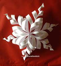 Ils plient ensuite une bande de papier en accordéon (vous pouvez les aider pour cette. Flocon De Neige 3d Un Maitre Simple Et Detaille Decorations De Noel Flocons De Neige 3d Flocon De Neige Flocons De Neige En Papier