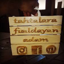 141 Begenme 4 Yorum Instagram Da Tahtalara Fisildayan Adam Tahtalara Fisildayan Adam Itina Ile Tahta Tabela Yapilir Ken Toy Chest Novelty Sign Decor