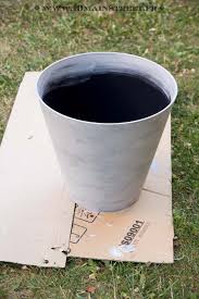 Customiser Un Pot De Fleurs En Plastique Avec L Effet Ciment Action Pots De Fleurs En Plastique Pot De Fleurs Fleur En Plastique