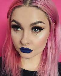 Instead Of On Trend Dots Try Undereye Hearts Using Your Pupil As A Guide Stamp On A Heart Right Below Valentines Day Makeup Hearts Makeup Valentines Makeup