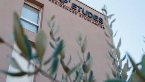 Elle dépend de la zone b. Logement Etudiant Proche Ecole Esthetique Aix En Provence Rose Carmin Aix En Provence