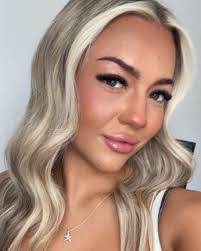 Jackie Alger's Instagram, Twitter & Facebook