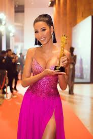 Cô chọn đầm dạ hội màu đỏ, tạo điểm nhấn bằng chi tiết vàng ánh kim trong đêm bán kết hoa hậu hoàn vũ việt nam 2017. Hoang Thuy Gay Nhá»©c Máº¯t NgÆ°á»i Nhin Vi Than Hinh Ná» Nang Báº¥t ThÆ°á»ng Cháº³ng Láº½ Ä'a Chan Gai Ngoan