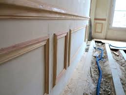 Les Moulures Un Atout Charme Deco A Portee De Tous Re Novateurs Moulures De Couronnement Soubassement Bois Moulures En Bois