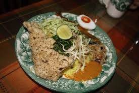 Walaupun ada nasi kerabu bewarna kuning, nasi kerabu warna biru adalah satu kemestian dan warna biru ini adalah dari warna bunga telang yang direndam sebagai pewarna. Zulfaza Love Cooking Nasi Kerabu Kuning Nasi Kerabu Cooking Food