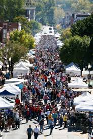 Looking for vintage flea markets and antique fairs? Historic Downtown Hannibal During The Annual Folklife Festival Every Third Weekend In October Folklife Favorite Places Downtown