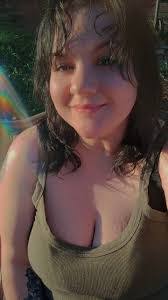 Leanne Whitlow's Instagram, Twitter & Facebook