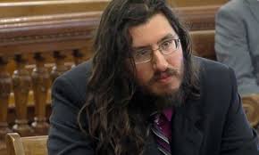 Chuyện lạ: Bố mẹ phải đâm đơn kiện con ra tòa vì lớn rồi vẫn ăn bám, không  chịu tự lập