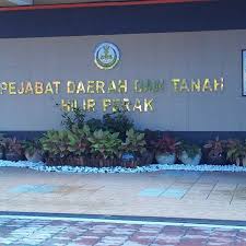 Ianya merupakan bandar ketiga terbesar dengan populasi sebanyak 120,000 orang. Pejabat Daerah Dan Tanah Hilir Perak Edificio Gubernamental En Teluk Intan