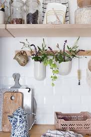 mit vasen dekorieren der dekoallrounder fur dein zuhause ich liebe deko kuche einrichten wohnung kuche kuche aufbewahrung ideen