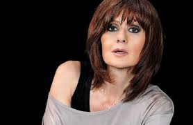 Η κάτια δανδουλάκη θυμάται τα παιδικά της χρόνια, τα πρώτα βήματα στο σινεμά, στην τηλεόραση και στο θέατρο και αφηγείται αστεία περιστατικά, που συνέβησαν πίσω από τις κάμερες… Eseis 3erete Ti Ypsos Exei H Katia Dandoylakh Athenstimeout