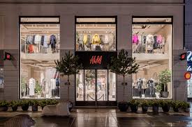 În acest moment, lupta contiunuă pentru salariul minim în bangladesh poate servi drept exemplu al performanței de care dă dovadă h&m. H M IÈ›i Va Inchiria Haine Ca SÄƒ È›i Arate CÄƒ I PasÄƒ De Schimbarea ClimaticÄƒ