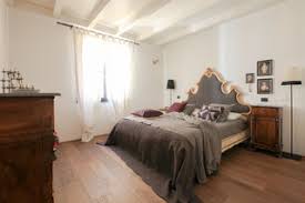 Tango canapa antique 150 mm, lo stesso pavimento è stato usato anche per la boiserie. Camera Da Letto Con Parquet Scuro Design Foto E Idee Per Arredare Luglio 2021 Houzz It