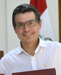 Muchos visualizan al exministro de salud como un posible candidato del centro para las elecciones presidenciales de 2022. Alejandro Gaviria Uribe Wikipedia