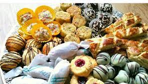In suikerfeest eten we vaak dingen die bij ons land horen bijv. Het Suikerfeest Veel Koekjes Zoetigheden En Andere Traditionele Gerechten