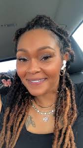 Sarah Linnell's Instagram, Twitter & Facebook