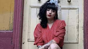 La cantante nacional mon laferte, actualmente se encuentra promocionando su más reciente álbum «seis», además está preparando unos últimos detalles para su próximo concierto online. Mon Laferte Revela Mural Gigante Que Pinto En Valparaiso Para Su Primera Exposicion De Arte En Chile T13