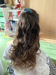 ロングヘアー女子ならあこがれるフワフワの巻髪 コテを使えばいいのだけれど 手間がかかる というわけで簡単にフワフワ巻き髪が作れる方法を紹介します 髪の毛の長いお子さんにも試してあげると喜ばれること間違いなし ヘアスタイリング 髪 コテ 巻き髪