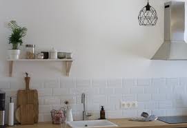 Ved at kombinere træfliser og kunstgræs kan du definere et område til spisning, et andet til afslapning og et tredje til krukker og planter. So Haltst Du Dauerhaft Ordnung In Der Kuche Tipps Fur Den Kauf Die Kleine Botin