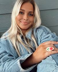 Sara Reynolds's Instagram, Twitter & Facebook