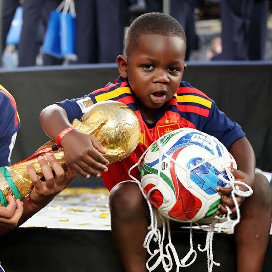 Cậu em trai 3 tuổi "quyền lực" của Yamal thành hiện tượng sau World Cup | Báo Dân trí