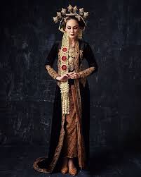 Rias pengantin jawa sarat makna pada paes dan setiap tampilannya. Banjir Pujian Dan Bikin Pangling Begini Tampilan Anggun Luna Maya Dalam Balutan Busana Adat Untuk Pengantin Semua Halaman Stylo