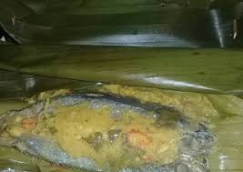 Daun yang digunakan biasanya adalah daun pisang, tetapi di beberapa tempat daun lain juga digunakan, misalnya daun jambu (sizygium) atau karet para (hevea brasiliensis). Resep Pepes Ikan Pindang Sedapppp Yang Lezat