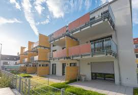 Wenn die nachbarnhäuser eng ans eigene grundstück grenzen, dann ist es sinnvoll, seitlich den sitzplatz abzuschirmen. Balkon Sichtschutz 25 Ideen Aus Bambus Holz Kunststoff Co