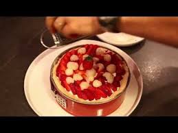 Un Delicieux Dessert Croquant Gourmand Et Etonnant La Pavlova Est En Realite Un Dessert A Base De Meringue Pavlova Delicieux Desserts Recettes De Cuisine