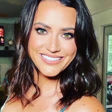 Looking for makeup artist who will come to location for wedding in Shoals?