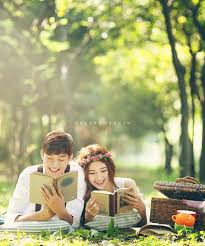 Foto prewedding di sawah, dengan gaya jawa kuno ini juga pernah dipakai oleh artis indonesia, vicky shu. 71 Foto Prewedding Casual Terbaik Unik Indoor Outdoor