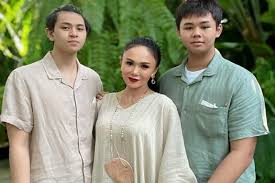 Yuni shara was born in 1970s. Ultah Ke 49 Yuni Shara Dapat Kejutan Manis Dari Kedua Putranya