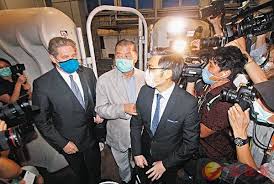 黎智英回到苹果大楼 © 香港蘋果日報 hk.nextmedia 脸书视频截图. å…³é—¨å¯†ä¼š é»Žæ™ºè‹±ä¿é‡ŠåŽç«‹å³è§äº†è¿™äº›äºº ä¸Šæ¸¸æ–°é—»æ±‡èšå'ä¸Šçš„åŠ›é‡