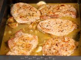 Turnaţi puţin ulei de măsline pe fundul tăvii, aşezaţi feliile de carne şi deasupra turnaţi o ceşcuţă. Cotlete De Porc La Tava