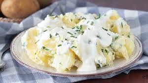 Pommes De Terre Bouillies Avec Sauce Au Yaourt Recettes Faciles Recette Plats Cuisines Pomme Pomme De Terre
