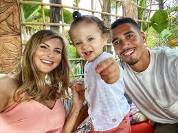 Alex harvill 425 feet photo: Uk Fussballstar Chris Smalling Gerat Mit Familie In Uberfall Promiflash De