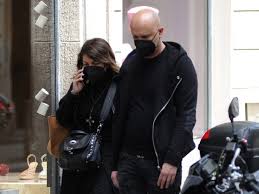 La cantante ogni estate delizia i suoi fan con scatti bollenti che generano sistematicamente la gara al commento più hot. Cristina D Avena E Il Fidanzato Massimo A Passeggio In Incognito