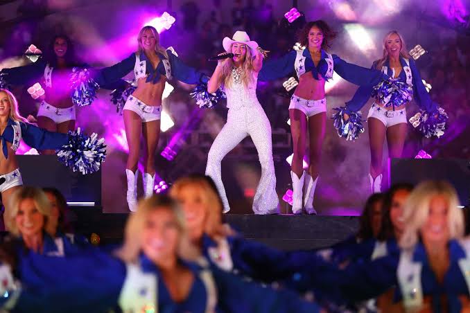 Lainey Wilson and Jelly Roll Bring Country Flair to Thanksgiving Halftime Show