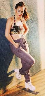 8 de noviembre de 1990) es una cantante y actriz chilena, conocida popularmente por su personaje de feña en la serie de televisión amango de canal 13. Denise Rosenthal