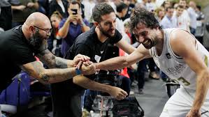 Sus papeles en 'la casa de papel' y 'élite' le han dado al actor fama mundial, pero no un manual para lidiar con ella. Final Supercopa Acb Baloncesto 2019 Luka Doncic En Las Gradas Del Wizink Marca Com